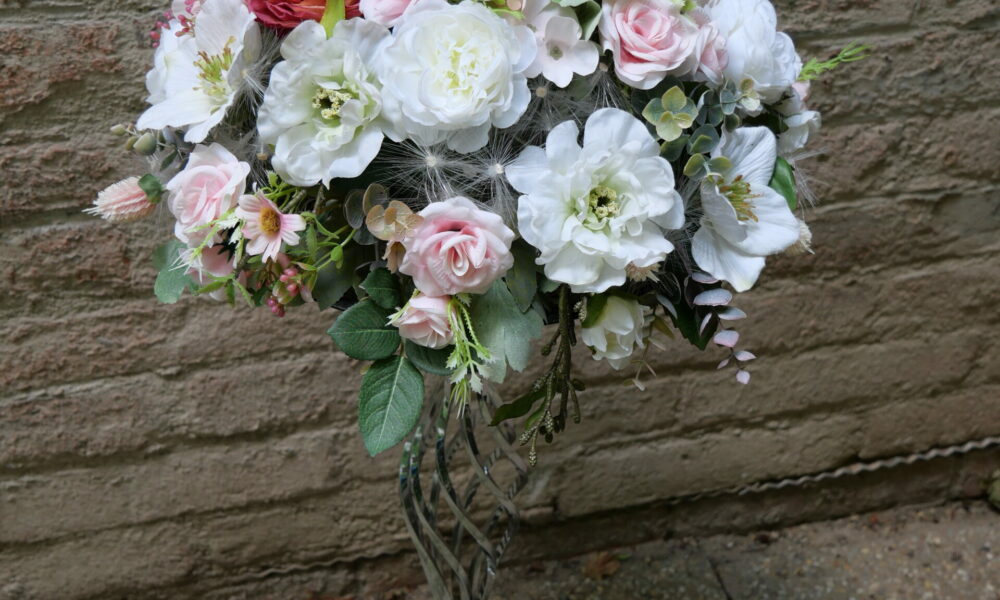 Seidenblumengesteck auf Pokal